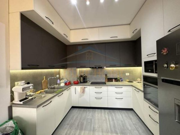 Tirane, shitet apartament Kati 3, 104 m² 135.000 Euro (YZBERISHT)