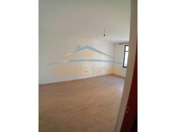 Tirane, jepet me qera apartament 2+1+BLK Kati 3, 61 m² 500 Euro (Sheshi Wilson)