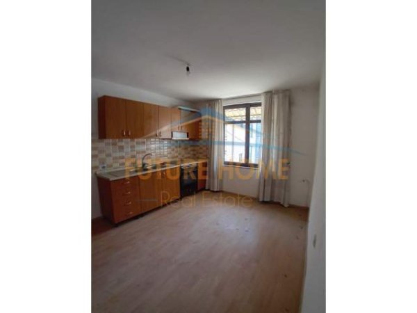 Tirane, jepet me qera apartament Kati 3, 61 m² 500 Euro (Sheshi Wilson)