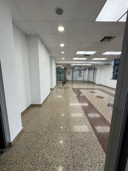 Tirane, jepet me qera zyre Kati 1, 220 m² 3.300 € (BLLOKU)