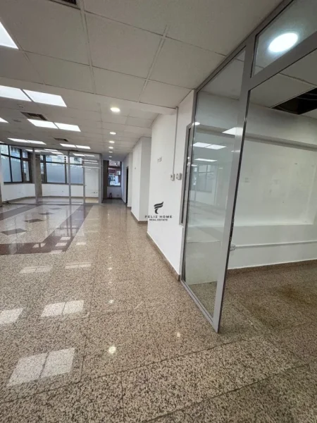 Tirane, jepet me qera zyre Kati 1, 220 m² 3.300 € (BLLOKU)