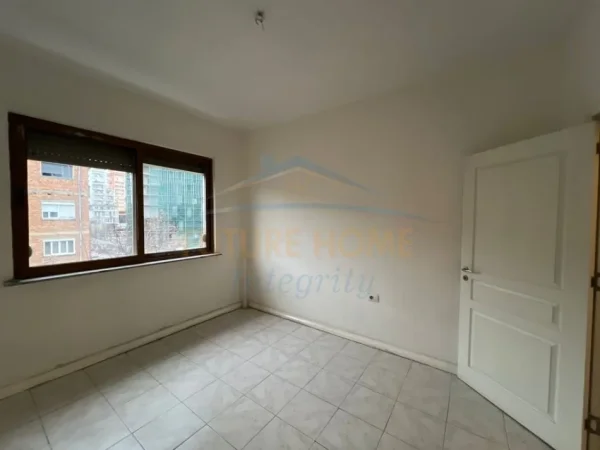 Tirane, shitet apartament 2+1 Kati 4, 69 m² 168.000 € (Ish Ekspozita)