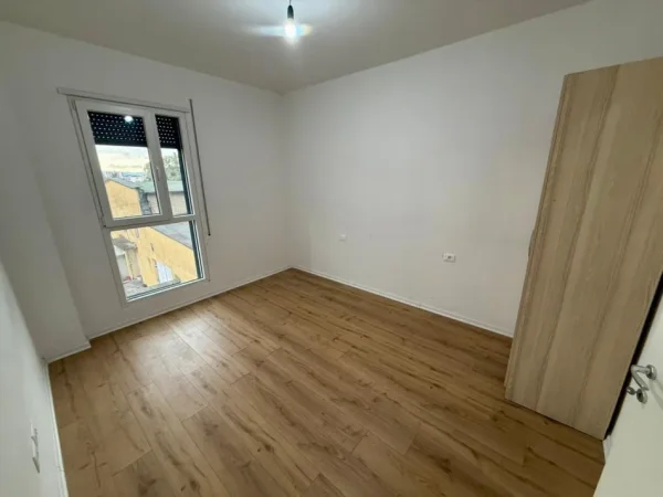 Tirane, jepet me qera apartament 2+1 Kati 2, 