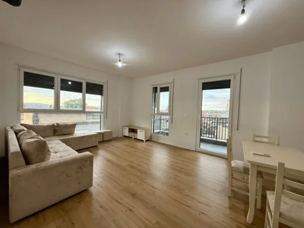 Tirane, jepet me qera apartament 2+1 Kati 2, 