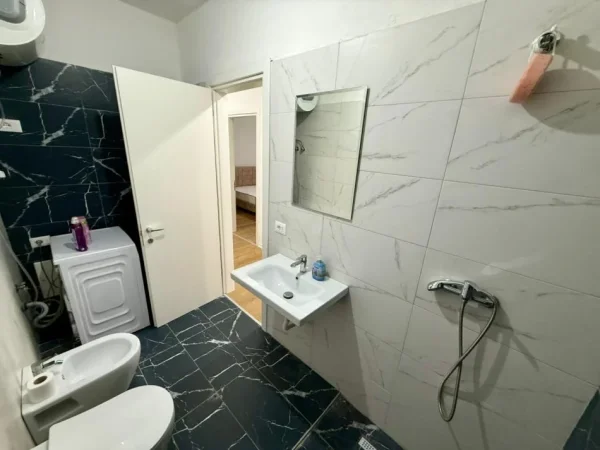 Tirane, jepet me qera apartament 2+1 Kati 2, 