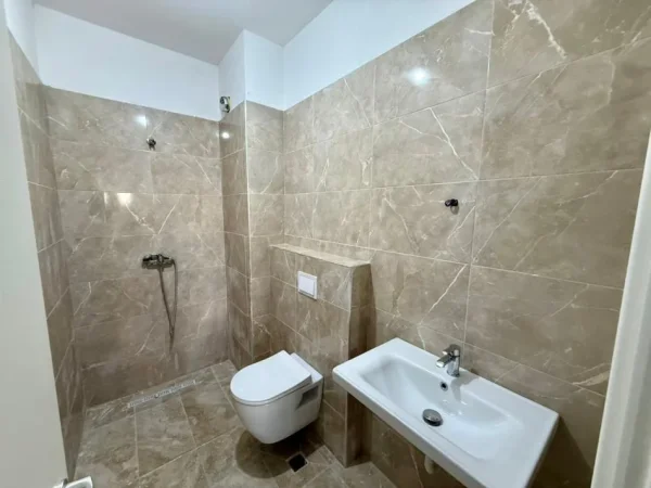 Tirane, jepet me qera apartament 2+1 Kati 2, 