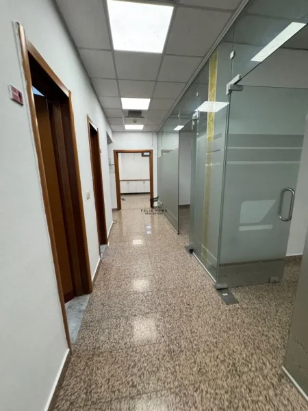 Tirane, jepet me qera zyre , 340 m² 5.100 € (BLLOKU)