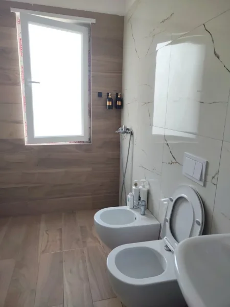 Tirane, jepet me qera apartament 2+1+Ballkon Kati 7, 70 m² 40.000 L te Reja (Tek Univers City, Tiranë)