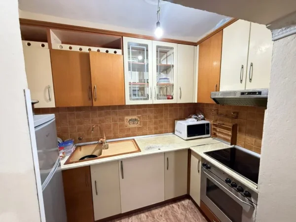 Tirane, jepet me qera apartament 3+1 Kati 2, 88 m² 520 € (Rruga Vangjel Capo)