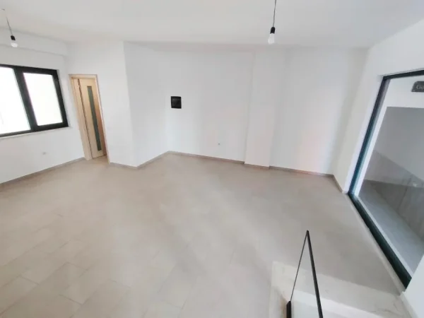 Tirane, shitet ambjent biznesi Kati 0, 43 m² 170.000 € (green city)