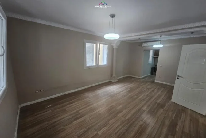 Tirane, jepet me qera Vile 3 Katshe , 400 m² 2.500 € (Rruga Isuf Elezi)