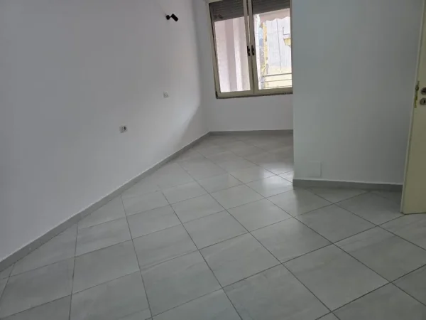 Tirane, jepet me qera apartament 2+1+Ballkon, BOSH, Kati 2, 95 m² 500 € (Pranë Neptun, Don Bosko, Tiranë)