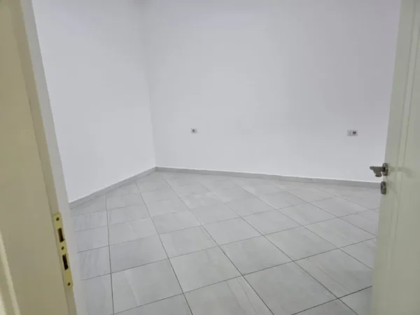 Tirane, jepet me qera apartament 2+1+Ballkon, BOSH, Kati 2, 95 m² 500 € (Pranë Neptun, Don Bosko, Tiranë)