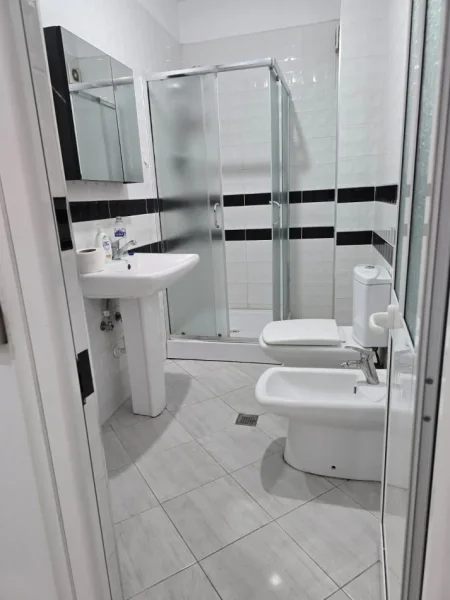 Tirane, jepet me qera apartament 2+1+Ballkon, BOSH, Kati 2, 95 m² 500 € (Pranë Neptun, Don Bosko, Tiranë)