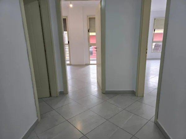 Tirane, jepet me qera apartament 2+1+Ballkon, BOSH, Kati 2, 95 m² 500 € (Pranë Neptun, Don Bosko, Tiranë)