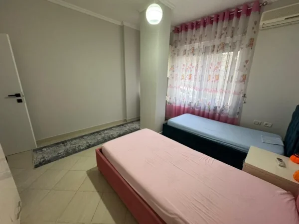 Tirane, jepet me qera apartament 2+1 Kati 1, 550 €