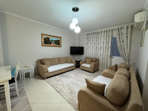 Tirane, jepet me qera apartament 2+1 Kati 1, 550 €