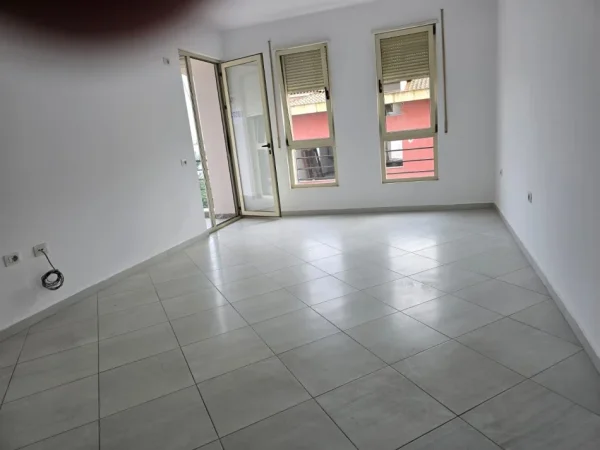Tirane, jepet me qera apartament 2+1+Ballkon, BOSH, Kati 2, 95 m² 500 € (Pranë Neptun, Don Bosko, Tiranë)