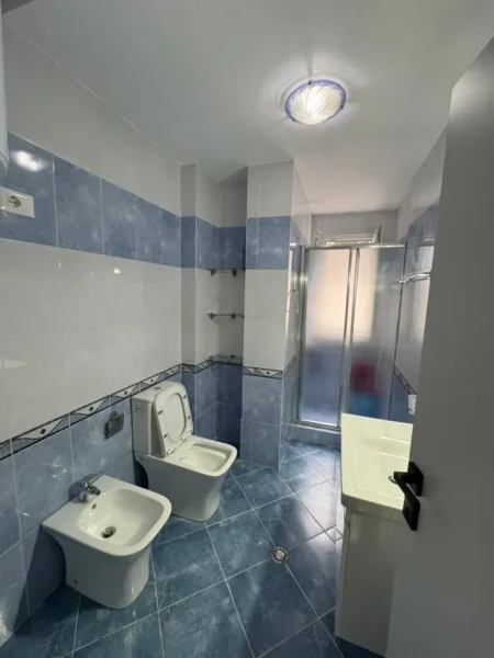 Tirane, jepet me qera apartament 2+1 Kati 1, 550 €