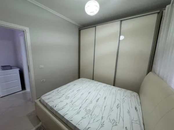 Tirane, jepet me qera apartament 2+1 Kati 1, 550 €