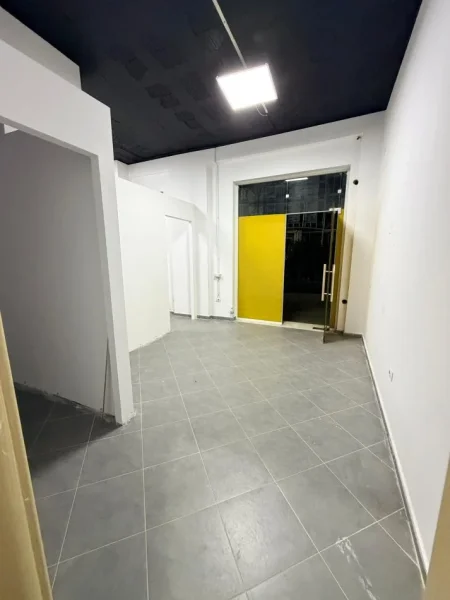 Tirane, jepet me qera ambjent biznesi Kati 0, 75 m² 350 € (21 Dhjetori)