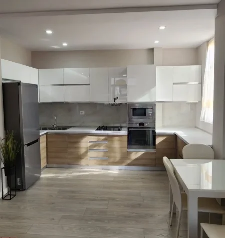 Tirane, jepet me qera apartament 1+1 Kati 3, 78 m² 850 € (MYSLYM SHYRI)