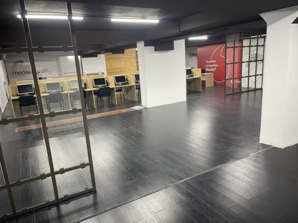 Tirane, jepet me qera zyre Kati 1, 350 m² 4.000 € (SHESHI WILLSON)