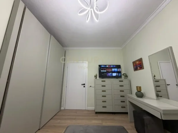 Tirane, jepet me qera apartament 3+1+Ballkon Kati 3, 105 m² 1.200 € (lulishte 1 maji)