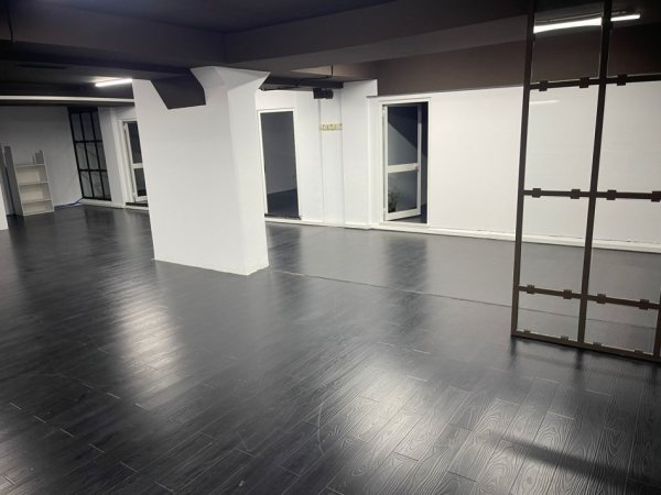 Tirane, jepet me qera dyqan Kati 1, 350 m² 4.000 € (SHESHI WILLSON)