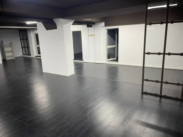 Tirane, jepet me qera dyqan Kati 1, 350 m² 4.000 € (SHESHI WILLSON)