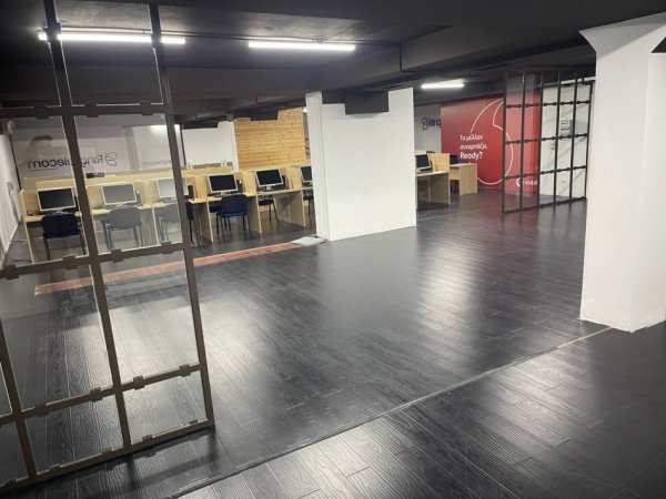 Tirane, jepet me qera dyqan Kati 1, 350 m² 4.000 € (SHESHI WILLSON)