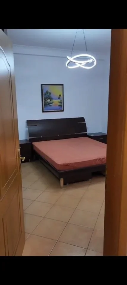 Tirane, jepet me qera apartament 2+1+Ballkon Kati 3, 95 m² 650 € (Komuna e Parisit, Tiranë)