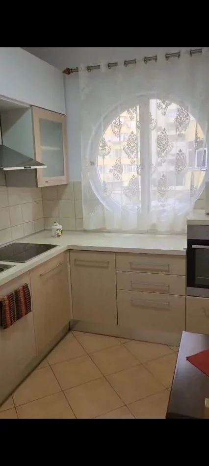 Tirane, jepet me qera apartament 2+1+Ballkon Kati 3, 95 m² 650 € (Komuna e Parisit, Tiranë)