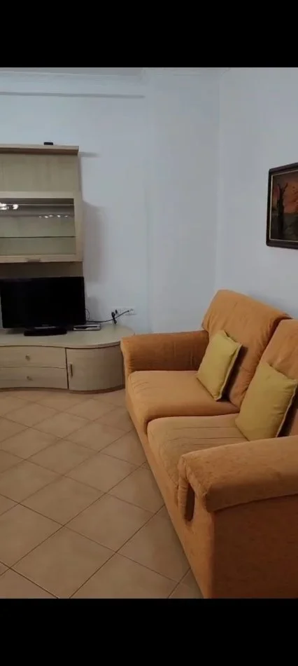 Tirane, jepet me qera apartament 2+1+Ballkon Kati 3, 95 m² 650 € (Komuna e Parisit, Tiranë)