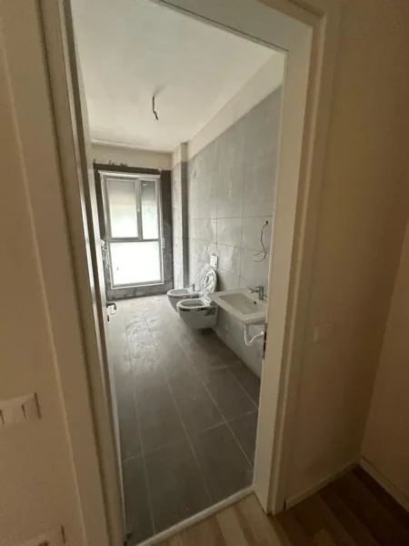 Tirane, jepet me qera zyre Kati 1, 104 m² 600 € (DON BOSKO)