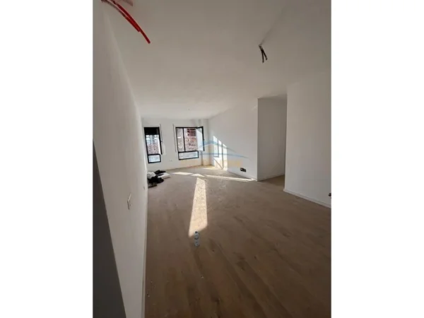 Tirane, jepet me qera zyre Kati 2, 99 m² 500 € (5 MAJJ)