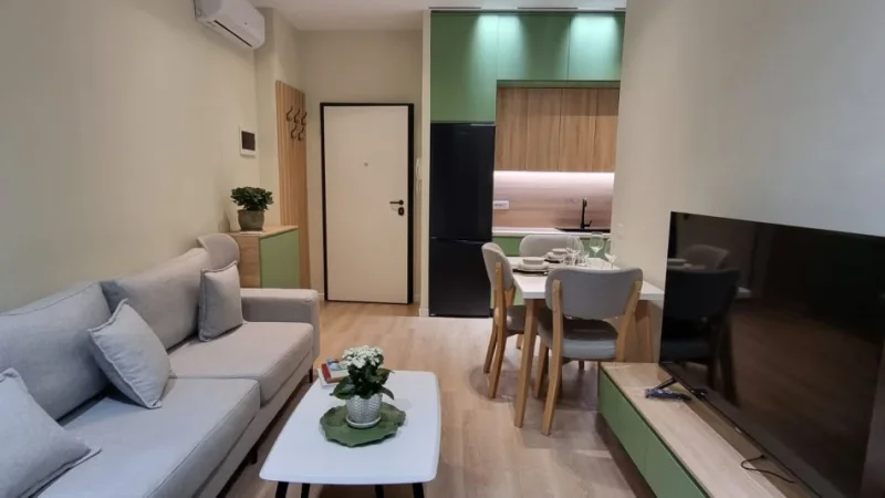 Tirane, jepet me qera apartament 1+1 Kati 3, 60 m² 650 € (Pranë Kishës, Rruga Kavajës , Qendër Tiranës)