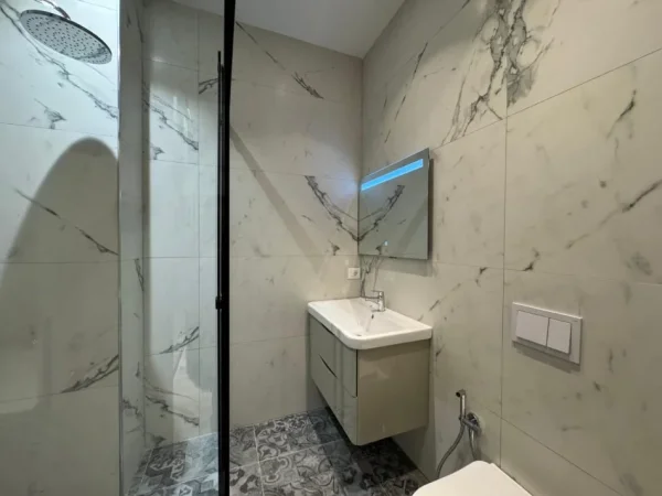 Tirane, jepet me qera apartament 1+1 Kati 3, 60 m² 650 € (Pranë Kishës, Rruga Kavajës , Qendër Tiranës)