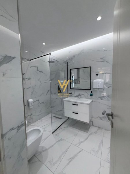 Tirane, jepet me qera ambjent biznesi Kati 2, 200 m² 3.000 € (GARDEN BUILDING)