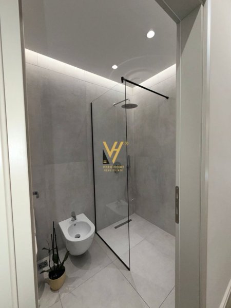 Tirane, jepet me qera ambjent biznesi Kati 2, 200 m² 3.000 € (GARDEN BUILDING)