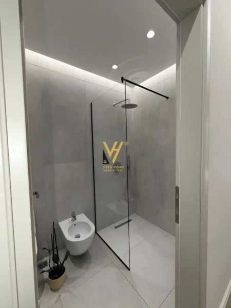 Tirane, jepet me qera ZYRE Kati 2, 185 m² 2.500 € RRUGA E KAVAJES , PRAN GARDEN BUILDING