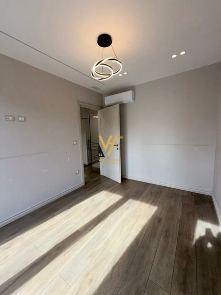 Tirane, jepet me qera ambjent biznesi Kati 2, 200 m² 3.000 € (GARDEN BUILDING)