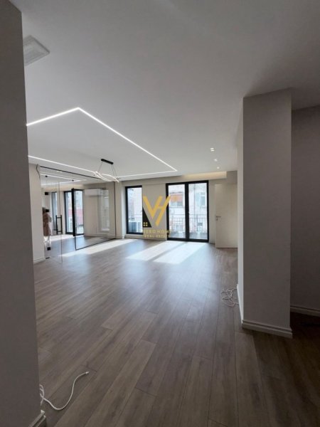 Tirane, jepet me qera ambjent biznesi Kati 2, 200 m² 3.000 € (GARDEN BUILDING)