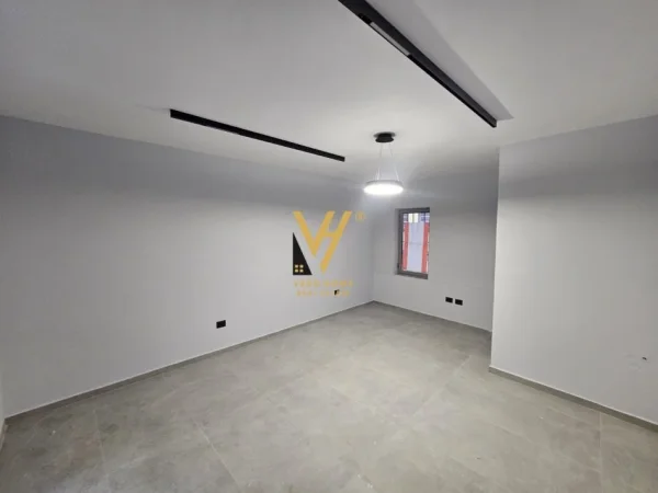 Tirane, jepet me qera ambjent biznesi Kati 0, 24 m² 500 € (RRUGA HIM KOLLI)