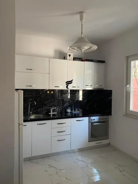 Tirane, jepet me qera apartament 1+1 Kati 1, 67 m² 500 € (RRUGA E DIBRES)