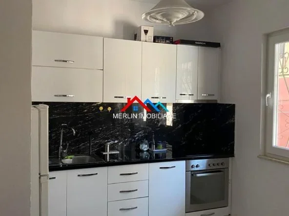 Tirane, jepet me qera apartament 1+1+Ballkon Kati 1, 67 m² 518 € (RRUGA RIZA CEROVA,AFER RRUGES DIBRES)