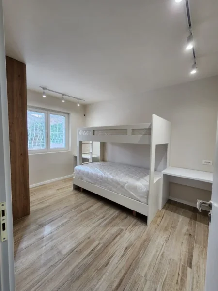 Tirane, jepet me qera apartament 2+1 , 84 m² 650 € (Rruga Irfan Tomini)