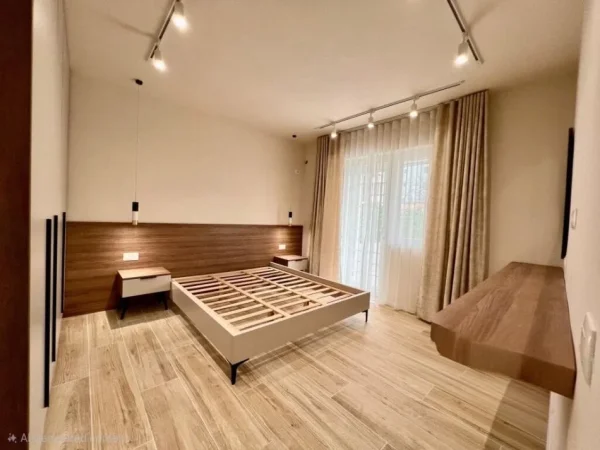 Tirane, jepet me qera apartament 2+1 , 84 m² 650 € (Rruga Irfan Tomini)
