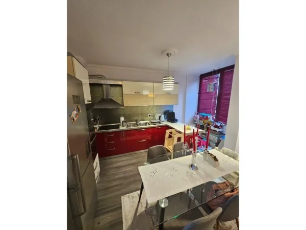 Tirane, jepet me qera apartament 2+1+Ballkon Kati 4, 130 m² 1.000 € (130)