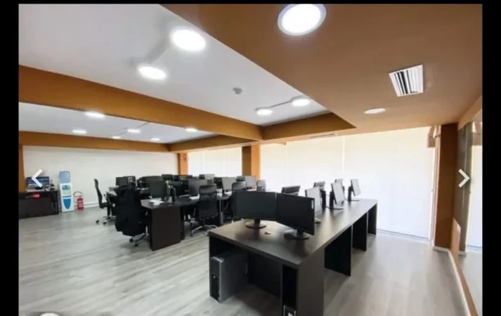 Tirane, jepet me qera ambjent biznesi Kati 2, 200 m² 3.500 € (Te Petronini)